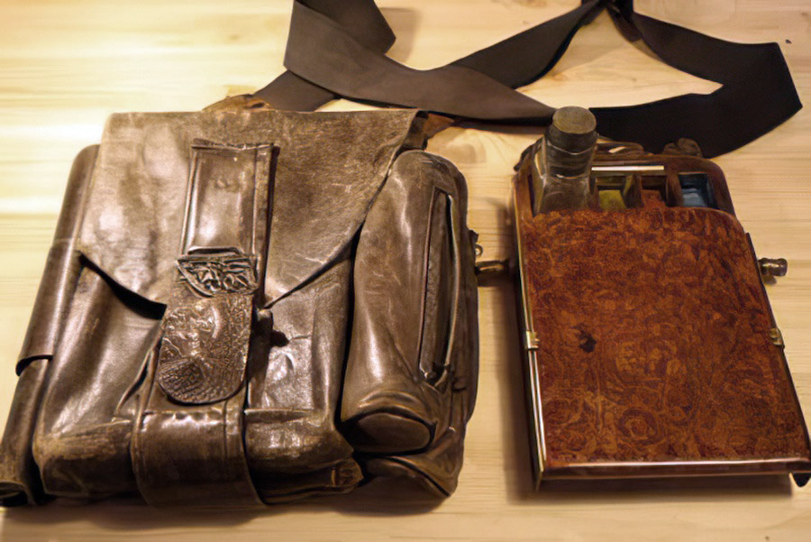 The handmade drawing box and its bag.